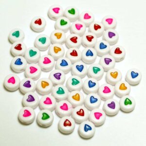 Perles acryliques -blanc avec coeurs colorés- 7×4 mm mélange aléatoire coloré