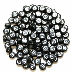 Perles lettre E plastique noir 7×4 mm
