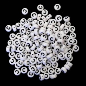 Perles lettre C plastique blanc 7×4 mm
