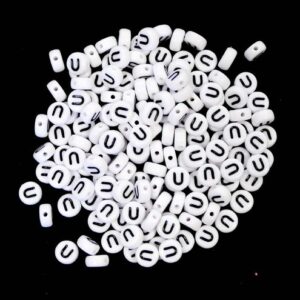 Perles lettre U en plastique blanc 7×4 mm