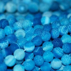 Boule d’agate craquelée bleue 4-14 mm, 1 fil