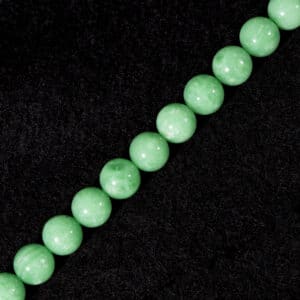 Perles d’angélite vert brillant environ 6-10mm, 1 rang