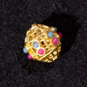 Nepal Perle, filigran 8×10 mm Metall, gold + Stein, blau und rot 1x