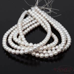 A-grade freshwater pearls “almost round” cream white 9-10mm, 1 strand
